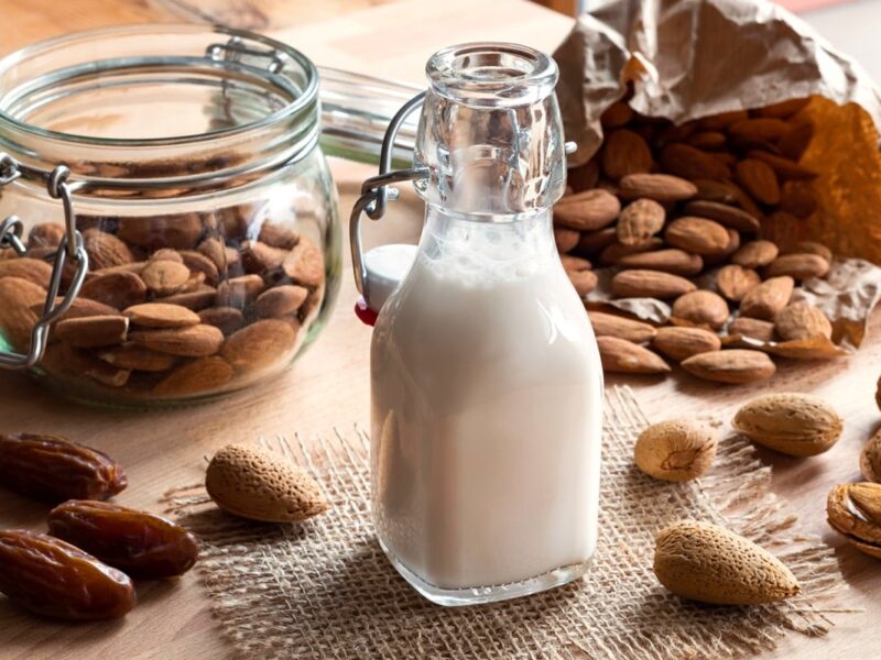 Date & Almond Yoghurt To-Go